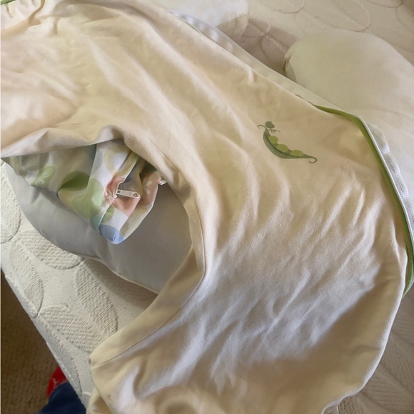 Excellent condition Boppy feeding pillow and two covers. Ergonomic. Baby classic - Picture 10 of 10